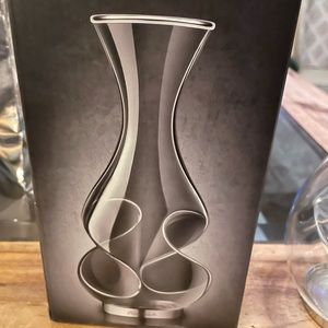 New in box Conundrum Aerator Decanter by Final Touch